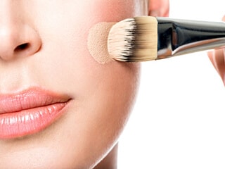 Aplicar la base de maquillaje con esponjas o brochas?, Consejos y Tips, Revista de Maquillaje y Pelo